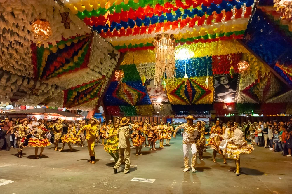 Grupo festivo dança quadrilha durante festa junina.
